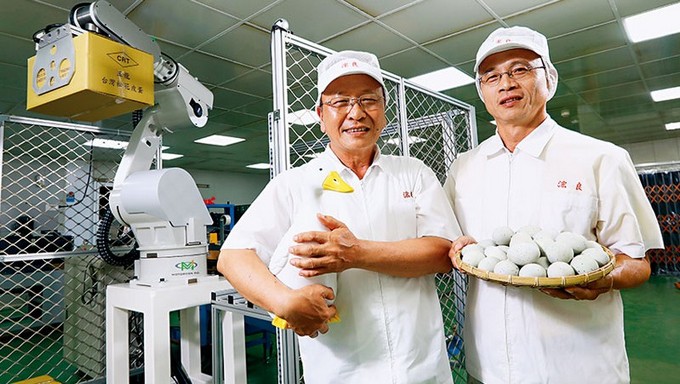 「我養鴨,鴨養我」浤良食品總經理歐陵合說,家中3 代養鴨的情感讓他致力傳產革新,早在1990年代就導入機器手臂做外銷利器。