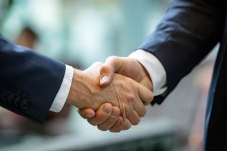 全年無休保險業務 每日工作13小時 
