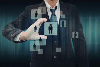 AI大揮裁員刀 專家揭「2類人可倖存」黃仁勳也點名過會發大財